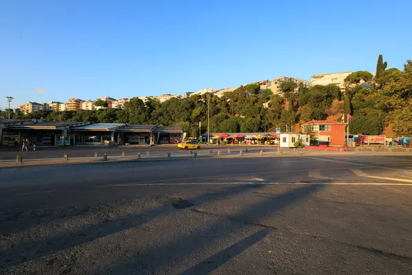 Harem otobüs durağı ve Selimiye Mahallesi 'nin yamaçlarındaki evler, uskudar, İstanbul