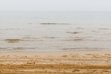 Karadeniz kıyısında boş bir sahil. Arkasında kumlu bir kıyı var. 