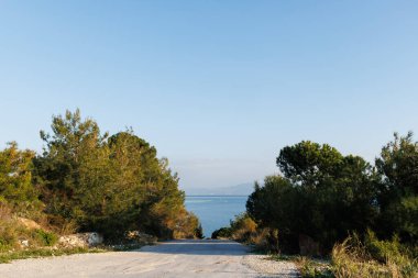 Yalova 'da bir köy yolu ve Marmara Denizi manzarası