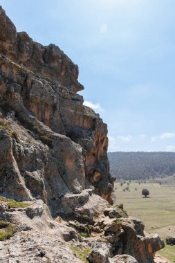 Eski bir kaya oluşumu ve Frig Vadisi 'nin güzel manzarası.,