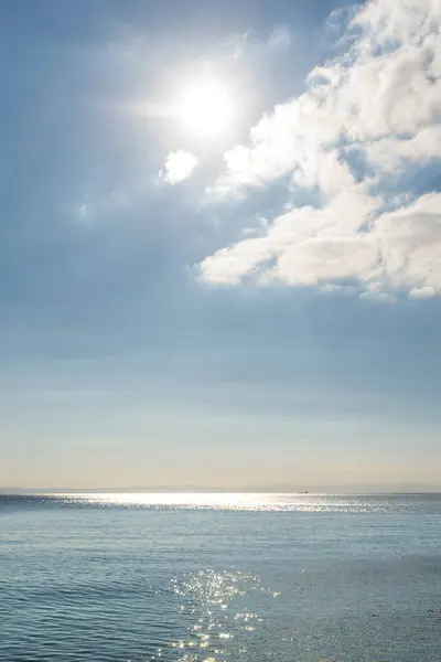 Yalova sahilinden güneş, bulutlar ve mavi gökyüzü olan güzel Marmara deniz manzarası 