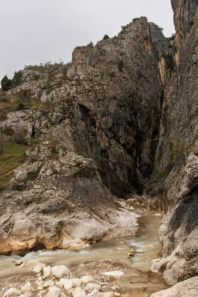 Kayalık kayalıkların ve akan nehrin dikey görüntüsü, Bilecik.