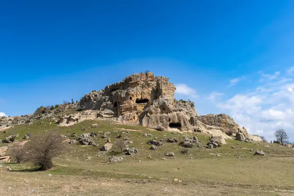 Eski bir kaya oluşumu ve Frig Vadisi 'nin bir kısmının güzel manzarası.