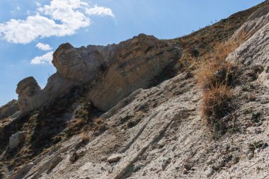 Konya 'da bulutlu gökyüzünün altındaki tepelerde kaya oluşumu