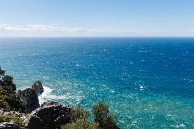 Akdeniz kıyılarının manzarası ve dalgalar Alanya kıyılarındaki kayalara çarpıyor.