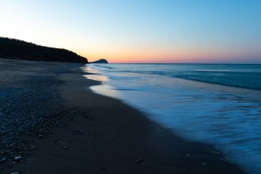 Sahile vuran dalgalar ve Mersin 'deki Akdeniz' de güzel bir gün doğumu.