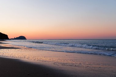 Sahile vuran dalgalar ve Mersin 'deki Akdeniz' de güzel bir gün doğumu.