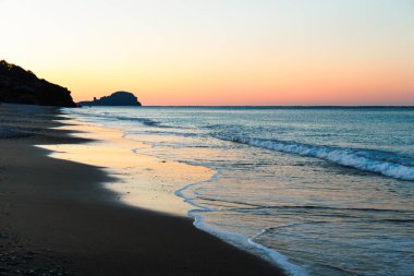 Sahildeki dalgalar ve Mersin 'deki Akdeniz' deki güzel gün doğumu.