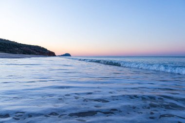 Dalgalar ve Mersin 'deki Akdeniz' de güzel gün doğumu