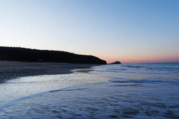 Garip bir dalga oluşumu Mersin 'deki Akdeniz' de güzel bir gün doğumu.