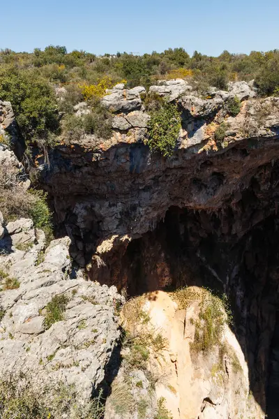 Yeşil bitkilerle tepe ve uçurum manzarası, Mersin. 