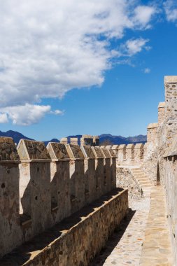 Türkiye 'nin Mersin kentindeki antik Mamure Şatosu ve bulutlu mavi gökyüzünün duvarları