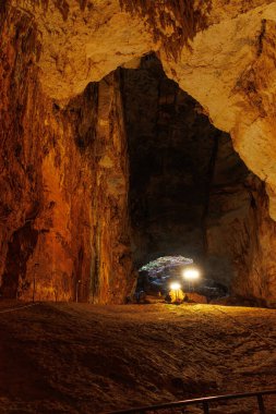 Cennet Mağarası 'nın yeraltı duvarı, Mersin' deki Cennet Mağarası 'nın içine dikey görüş