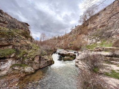 Bulutlu bir günde vadide akan nehrin suyu dağların arasında.
