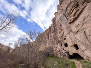 Bulutlu bir günde vadideki mağaraya giden kirli bir yol.