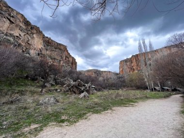 Yas tutan insanlar bulutlu bir günde vadiden görüyorlar