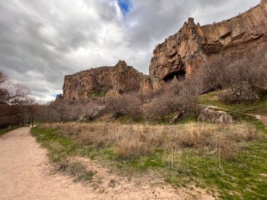 Bulutlu bir günde dağdaki mağaraya giden yol kıvrımlı ve şekilli.