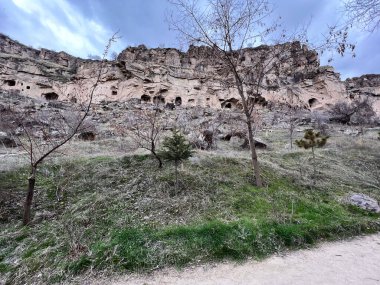 Vadinin yakınındaki bir dağdaki birçok küçük mağaranın manzarası