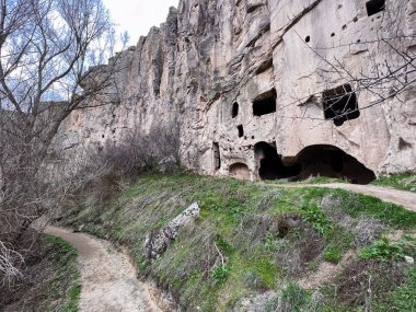 Vadideki eski mağaranın yakınında toprak bir patika.