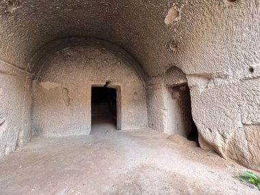 Bir adam bulutlu bir günde Ihlara Vadisi 'nde kendini alıyor.