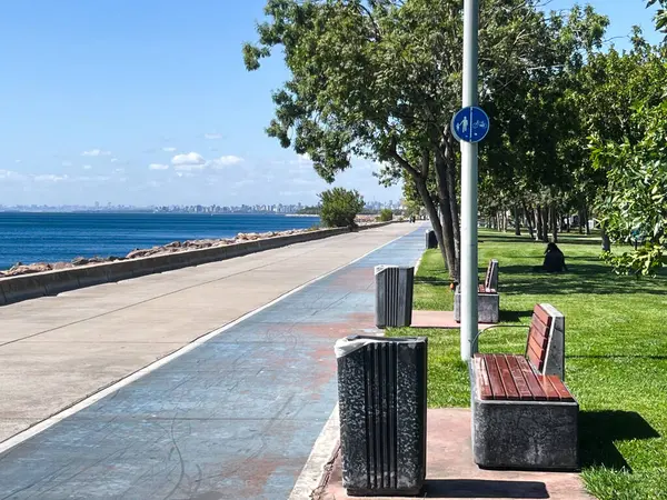 İstanbul 'un Anadolu tarafında bisiklet yolu ve Marmara deniz manzarası.