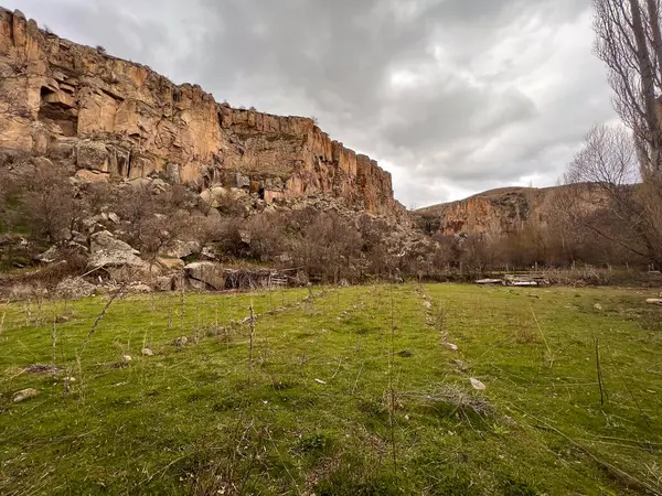 Aksaray 'daki Ihlara Vadisi' ndeki kayalık kayalıkların yakınında bir arazi.
