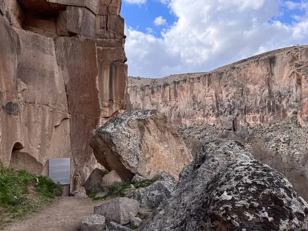 Bir adam bulutlu bir günde Ihlara Vadisi 'nde kendini alıyor.