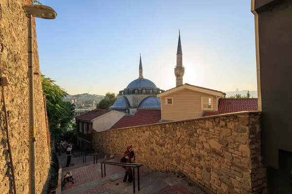 Mihrimah Sultan Camii ve iki minaresi Ukudar, İstanbul 'da bir ara sokaktan görülüyor.