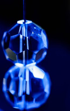 kristal küre koyu mavi arkaplan