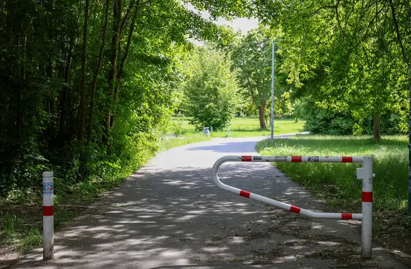 Bariyerlerle parka giriş