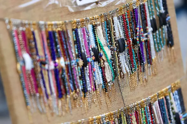 Boncuklardan yapılmış mücevher ve aksesuarlar.