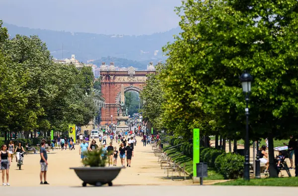 Barselona, İspanya, Barselona 'daki ünlü Barselona şehir parkında yürüyen insanlar.