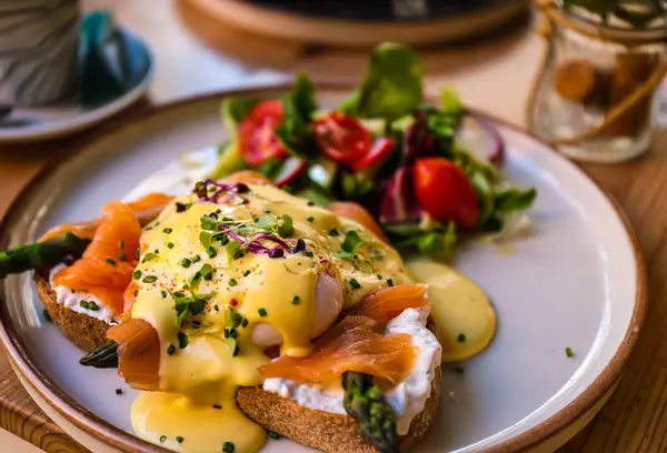 Haşlanmış yumurta ve somonla sağlıklı bir kahvaltı.