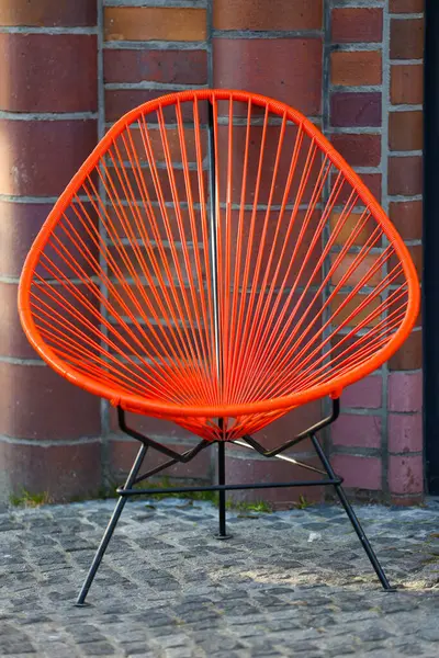 turuncu yuvarlak sandalye şehrin sokaklarında