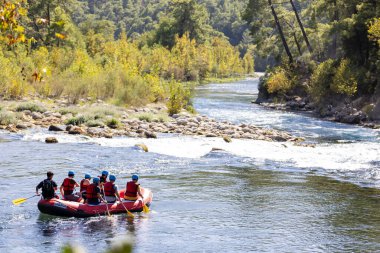 Güneşli bir yaz gününde rafting, Koprulu Kanyon, Türkiye 'de nehir suyunda bir tekne