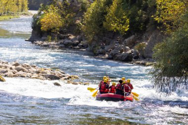 Güneşli bir yaz gününde rafting, Koprulu Kanyon, Türkiye 'de nehir suyunda bir tekne