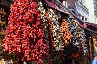 Geleneksel Türk sokak pazarında kurutulmuş sebzeler