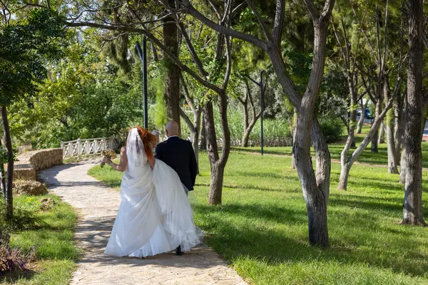 Parkta poz veren güzel gelin ve damat
