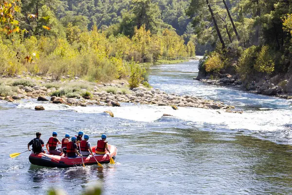 Güneşli bir yaz gününde rafting, Koprulu Kanyon, Türkiye 'de nehir suyunda bir tekne