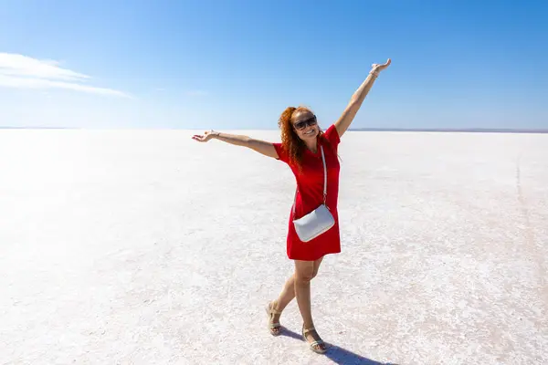 Tuz gölünde kırmızı elbiseli genç bir kadın.