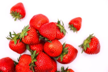 Beyaz arka planda taze çilekler