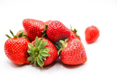 Beyaz arka planda taze çilekler