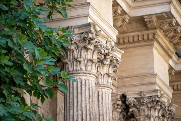 Roma, İtalya 'daki antik bir binanın cephesinin ayrıntıları.