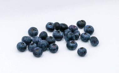 Beyaz arkaplanda yaban mersini izole edilmiş.