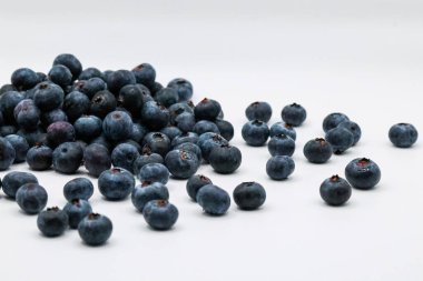 Beyaz arkaplanda yaban mersini izole edilmiş.