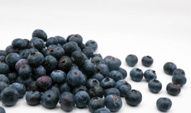 Beyaz arkaplanda yaban mersini izole edilmiş.