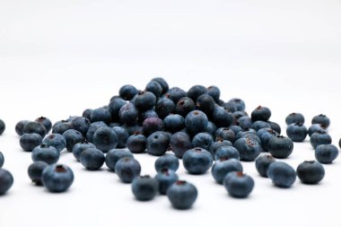 Beyaz arkaplanda yaban mersini izole edilmiş.