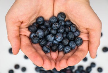 kadın holding yaban mersini elinde