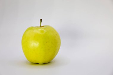 yansıma beyaz zemin üzerine yeşil elma