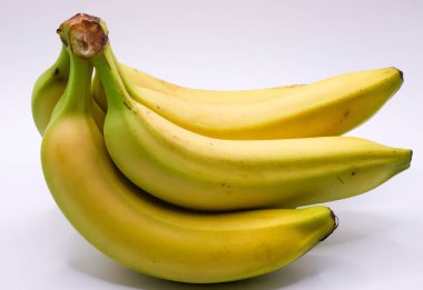 Beyaz arkaplanda muz meyvesi